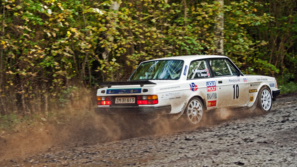 Heino Mejer og Bo Mølgaard forsøger at dækkene til at gribe fast i det våde og fedtede underlag på en af løbet asfaltveje.
(Foto: rallypics.dk – Viggo Johansen)